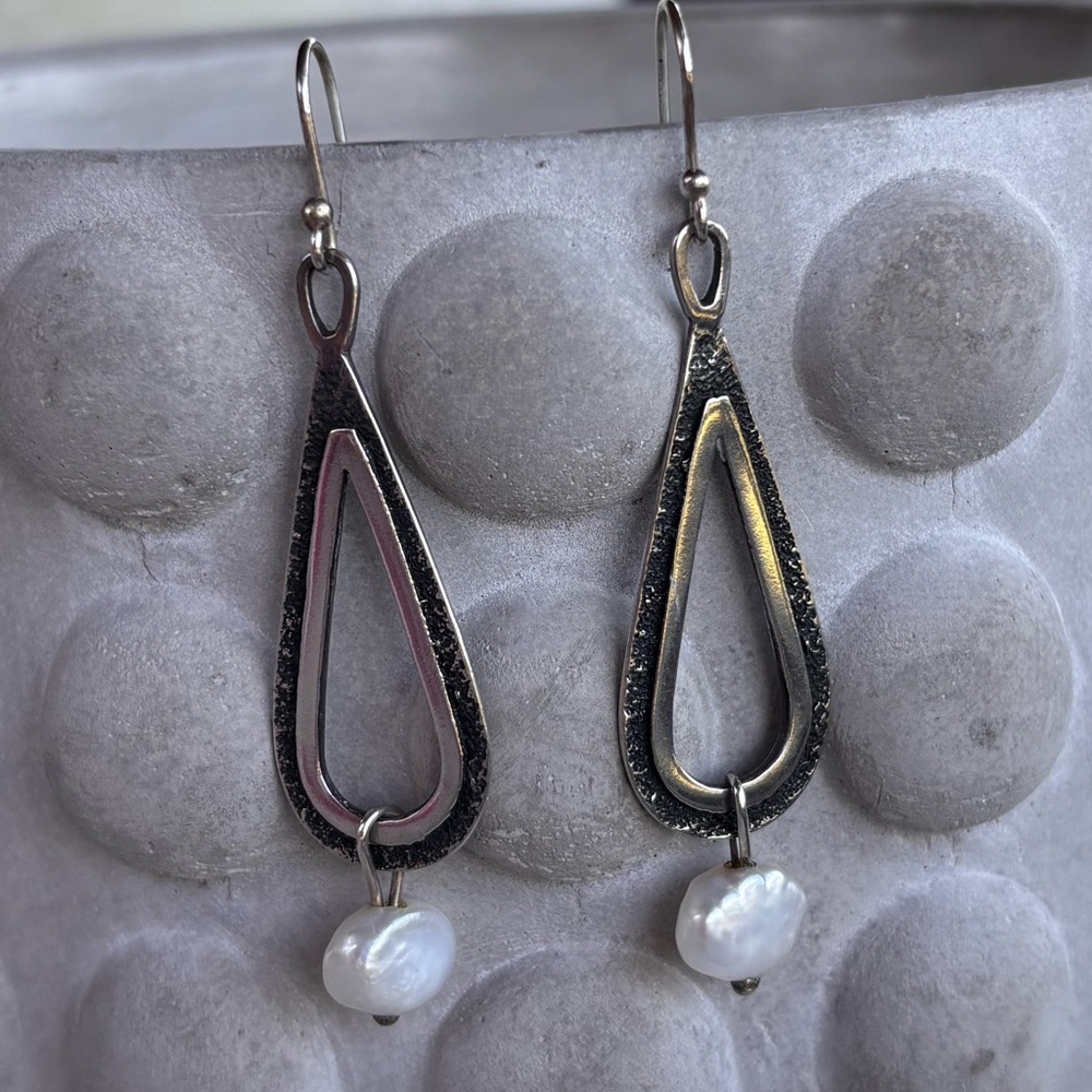 SILPADA Sterling Silver 925 Hammered "Perfect Pearl" Earrings W1388
